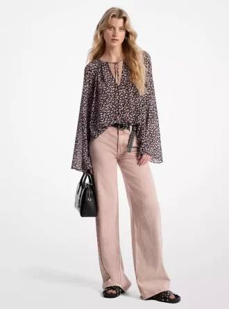 Blugi vopsiți în haine, cu picior larg