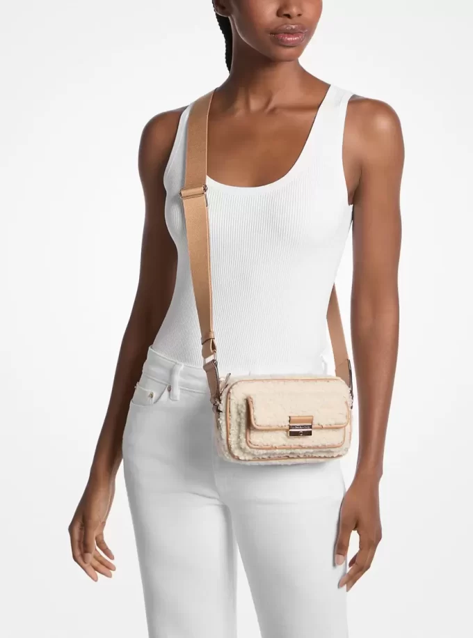 Geantă crossbody Bradshaw extra-small din imitație de shearling Geantă crossbody Bradshaw extra-small din imitație de shearling