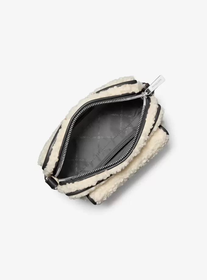 Geantă crossbody Bradshaw extra-small din imitație de shearling pentru cameră Geantă crossbody Bradshaw extra-small din imitație de shearling pentru cameră