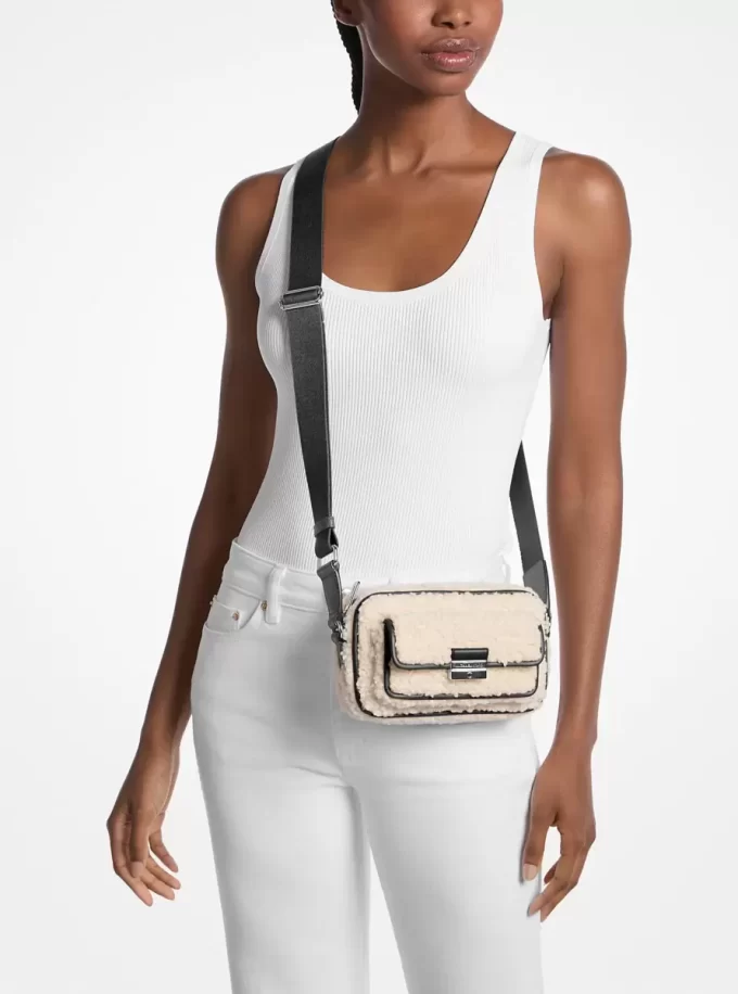 Geantă crossbody Bradshaw extra-small din imitație de shearling pentru cameră Geantă crossbody Bradshaw extra-small din imitație de shearling pentru cameră