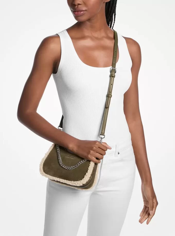 Geantă crossbody convertibilă Jet Set Mic din piele întoarsă și piele sintetică de shearling Geantă crossbody convertibilă Jet Set Mic din piele întoarsă și piele sintetică de shearling