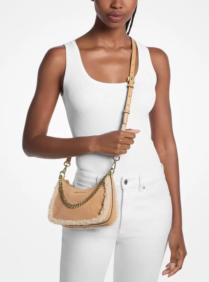 Geantă crossbody convertibilă Jet Set Mic din piele întoarsă și piele sintetică de shearling Geantă crossbody convertibilă Jet Set Mic din piele întoarsă și piele sintetică de shearling