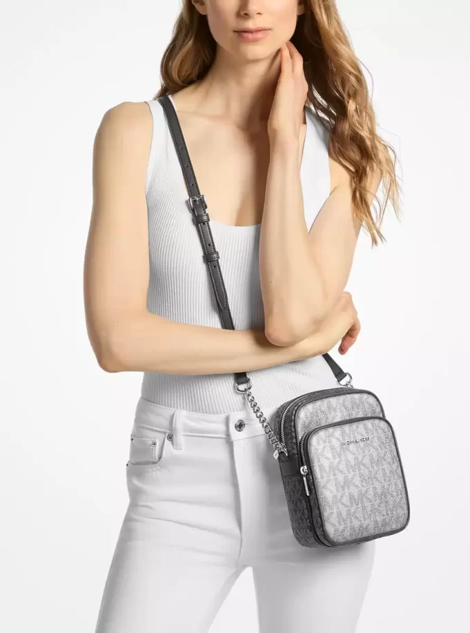 Geantă crossbody Jet Set medie cu logo metalic Geantă crossbody Jet Set medie cu logo metalic