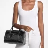 Geantă crossbody Jet Set medie cu logo în relief și logo patentat Geantă crossbody Jet Set medie cu logo în relief și logo patentat