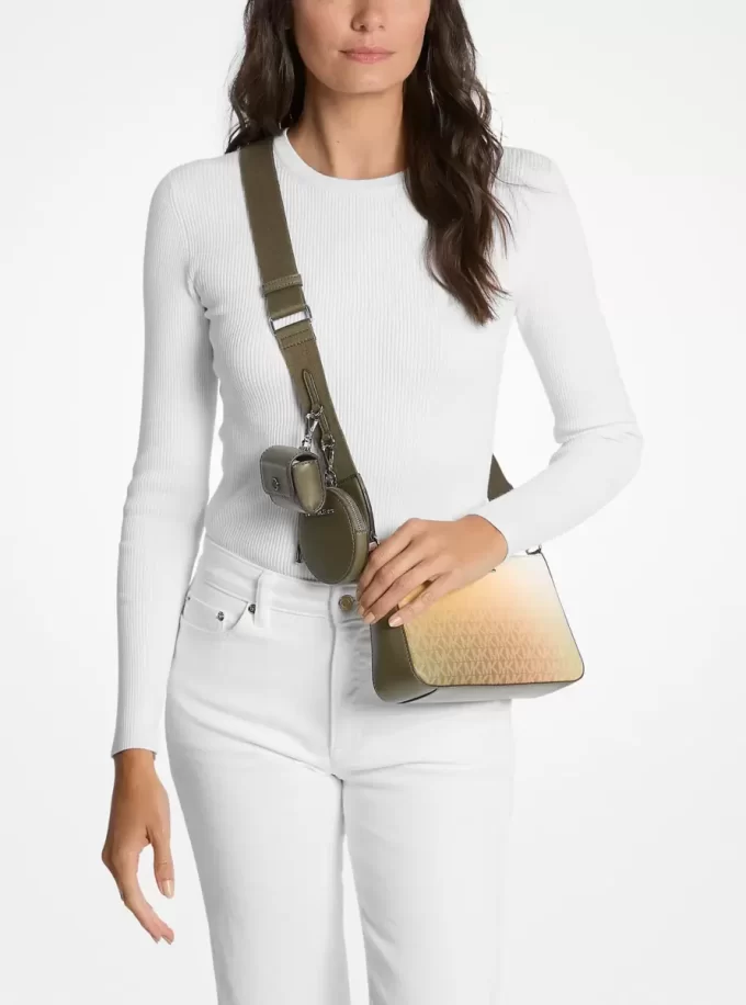 Geantă crossbody Jet Set Mică cu logo Ombré Signature și husă pentru Apple Airpods Pro® Geantă crossbody Jet Set Mică cu logo Ombré Signature și husă pentru Apple Airpods Pro®