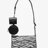 Geantă crossbody medie Jet Set din piele cu imprimeu animal și logo, cu husă pentru Apple Airpods Pro® Geantă crossbody medie Jet Set din piele cu imprimeu animal și logo, cu husă pentru Apple Airpods Pro®