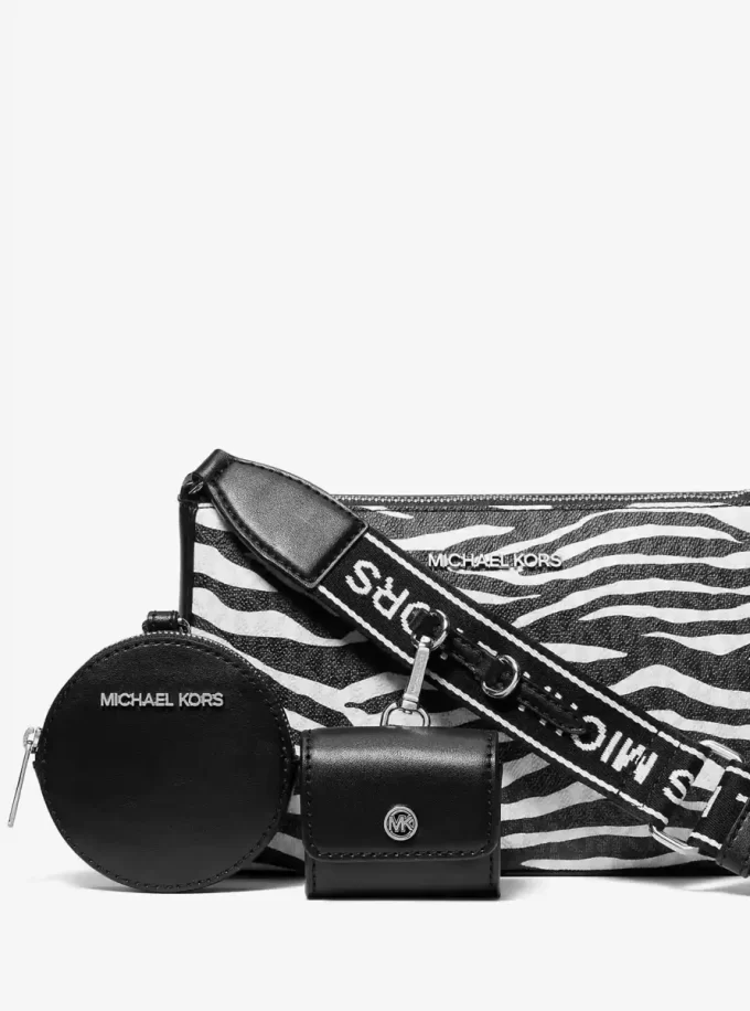 Geantă crossbody medie Jet Set din piele cu imprimeu animal și logo, cu husă pentru Apple Airpods Pro® Geantă crossbody medie Jet Set din piele cu imprimeu animal și logo, cu husă pentru Apple Airpods Pro®