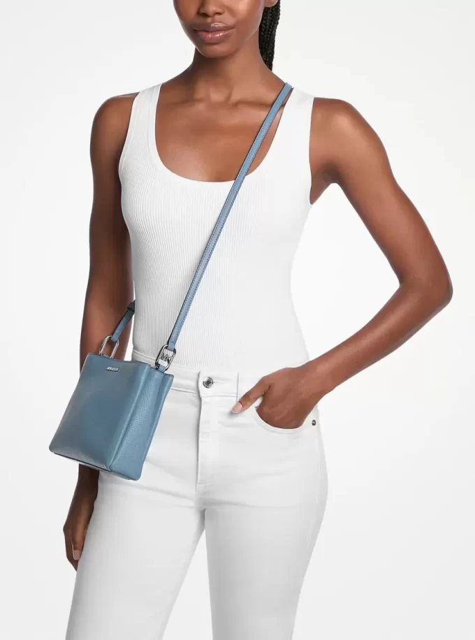Geantă crossbody Trisha medie din piele granulată Geantă crossbody Trisha medie din piele granulată