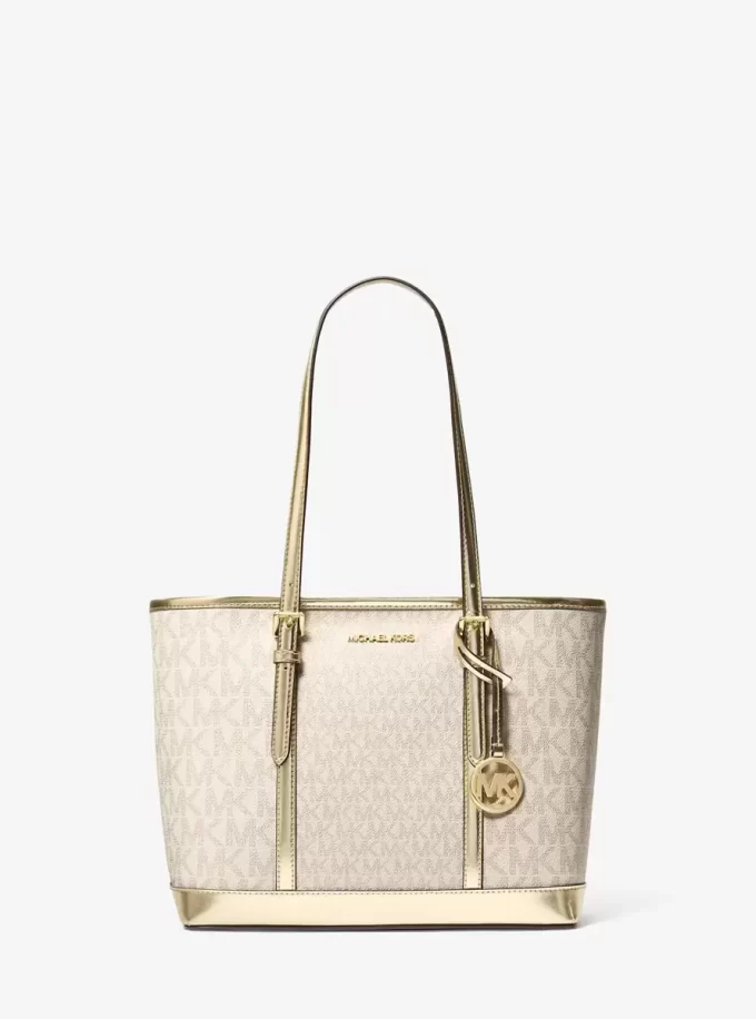 Geantă Jet Set Travel mică cu fermoar superior și logo metalic Geantă Jet Set Travel mică cu fermoar superior și logo metalic