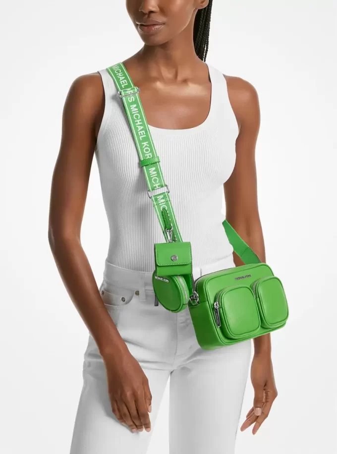 Geantă medie crossbody din piele Jet Set cu husă pentru Apple Airpods Pro®