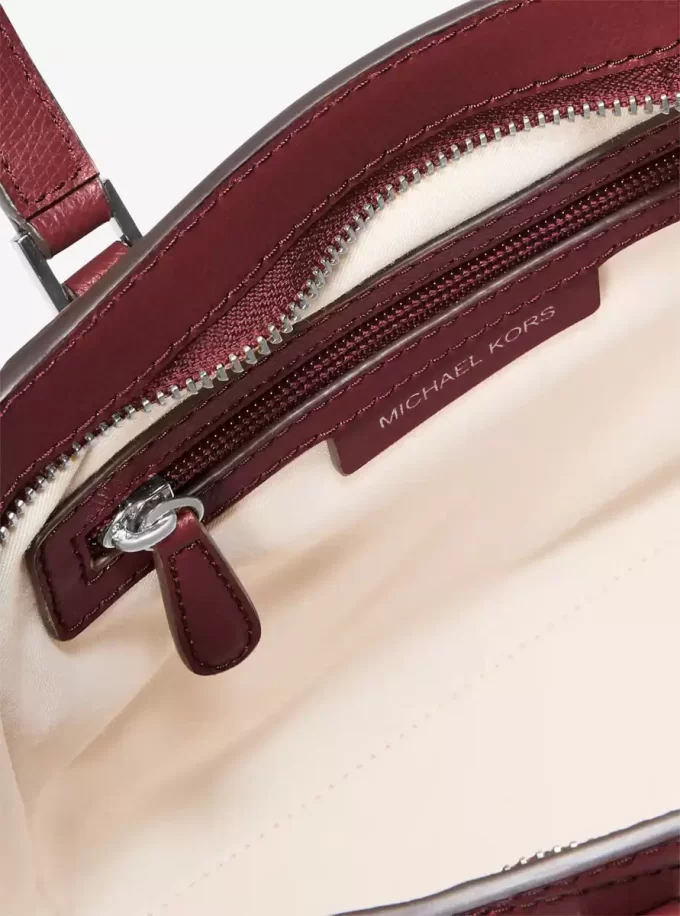 Geantă mică de piele Taryn, convertibilă, tip crossbody Geantă mică de piele Taryn, convertibilă, tip crossbody
