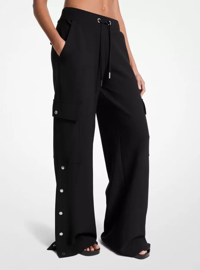Pantaloni cargo cu croi larg și crep elastic Pantaloni cargo cu croi larg și crep elastic