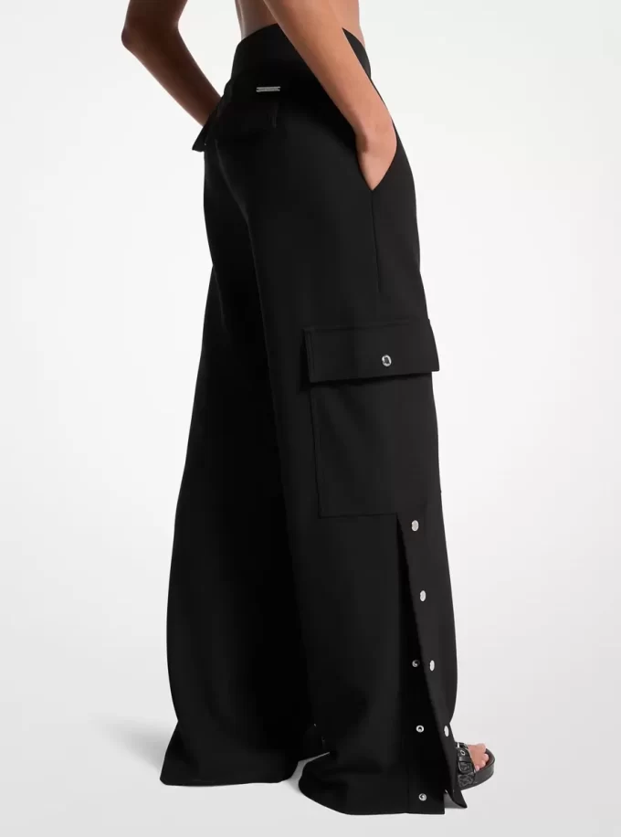 Pantaloni cargo cu croi larg și crep elastic Pantaloni cargo cu croi larg și crep elastic