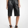 Pantaloni scurți Bermuda din piele plisată Pantaloni scurți Bermuda din piele plisată