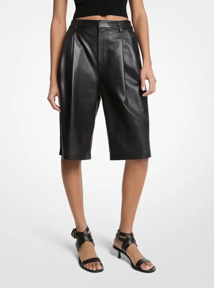 Pantaloni scurți Bermuda din piele plisată Pantaloni scurți Bermuda din piele plisată