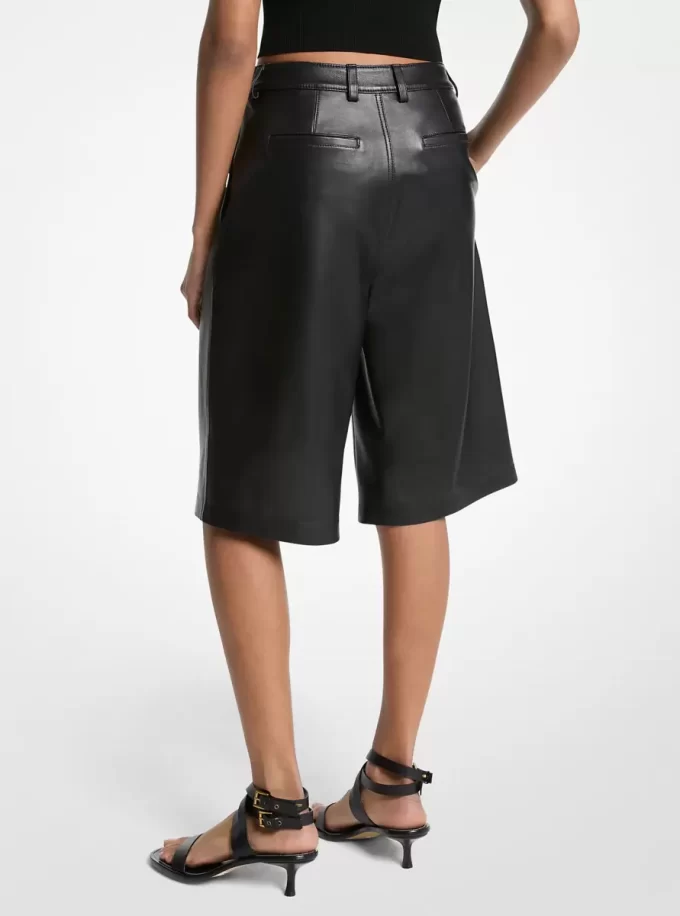 Pantaloni scurți Bermuda din piele plisată Pantaloni scurți Bermuda din piele plisată