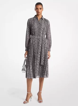 Rochie-cămașă plisată cu imprimeu de șarpe din Georgette