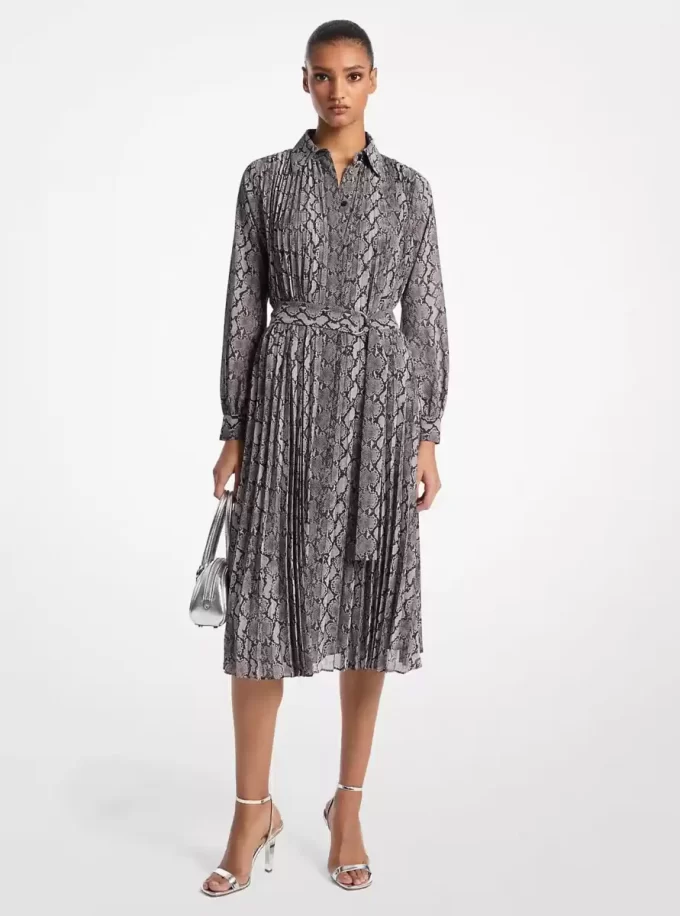 Rochie-cămașă plisată cu imprimeu de șarpe din Georgette Rochie-cămașă plisată cu imprimeu de șarpe din Georgette