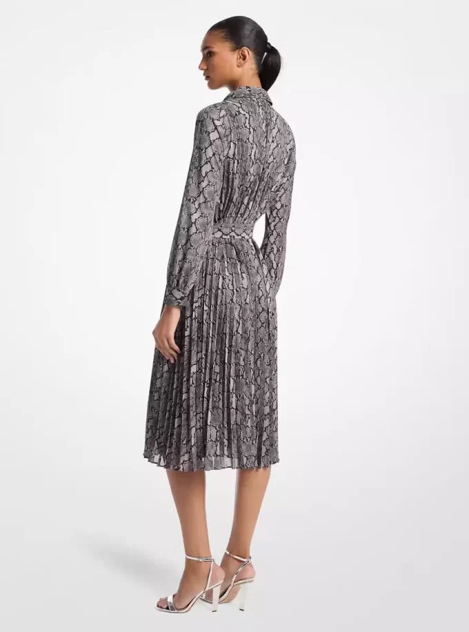 Rochie-cămașă plisată cu imprimeu de șarpe din Georgette Rochie-cămașă plisată cu imprimeu de șarpe din Georgette