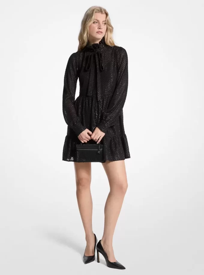 Rochie cu guler lung și croială din jacquard cu clipsuri metalice Rochie cu guler lung și croială din jacquard cu clipsuri metalice