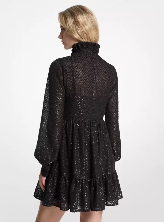 Rochie cu guler lung și croială din jacquard cu clipsuri metalice Rochie cu guler lung și croială din jacquard cu clipsuri metalice