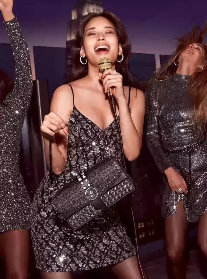 Rochie lejeră din viscoză elastică cu paiete și model șarpe Rochie lejeră din viscoză elastică cu paiete și model șarpe