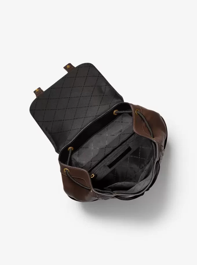 Rucsac Colby Medium din piele lustruită cu logo în relief Rucsac Colby Medium din piele lustruită cu logo în relief