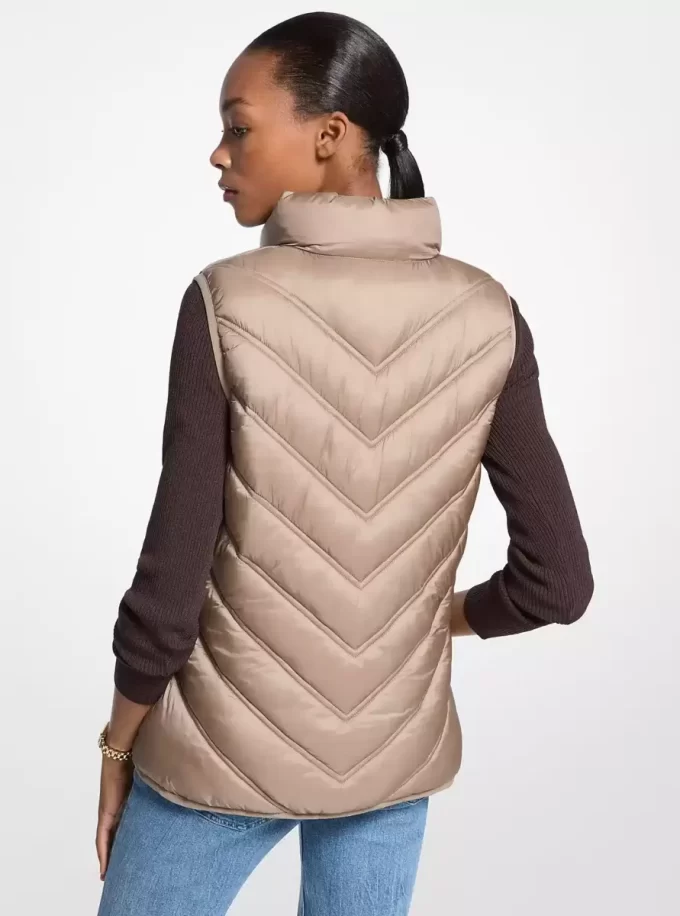 Vestă pliabilă din nailon cu imprimeu de logo Chevron matlasat Vestă pliabilă din nailon cu imprimeu de logo Chevron matlasat